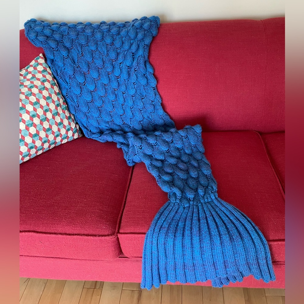 🧜‍♀️ Vibrant Blue Hand-Knit Mermaid Tail Blanket